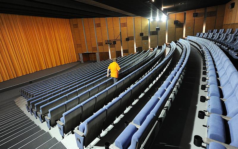 Kino Luna. Stará, nevyhovující sedadla nahradila moderní a pohodlnější, úpravou prošly i podlahy a osvětlení a nový vzhled dostala také pokladna.