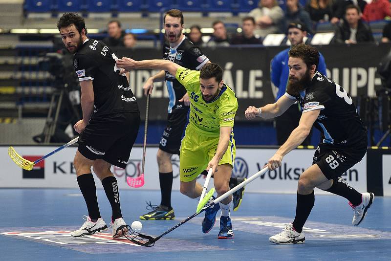 Superfinále play off florbalové superligy mužů: Technology florbal Mladá Boleslav - 1. SC TEMPISH Vítkovice, 14. dubna 2019 v Ostravě. Na snímku (zleva) Curney Jiří, Hubálek Jakub a Natov Jan.