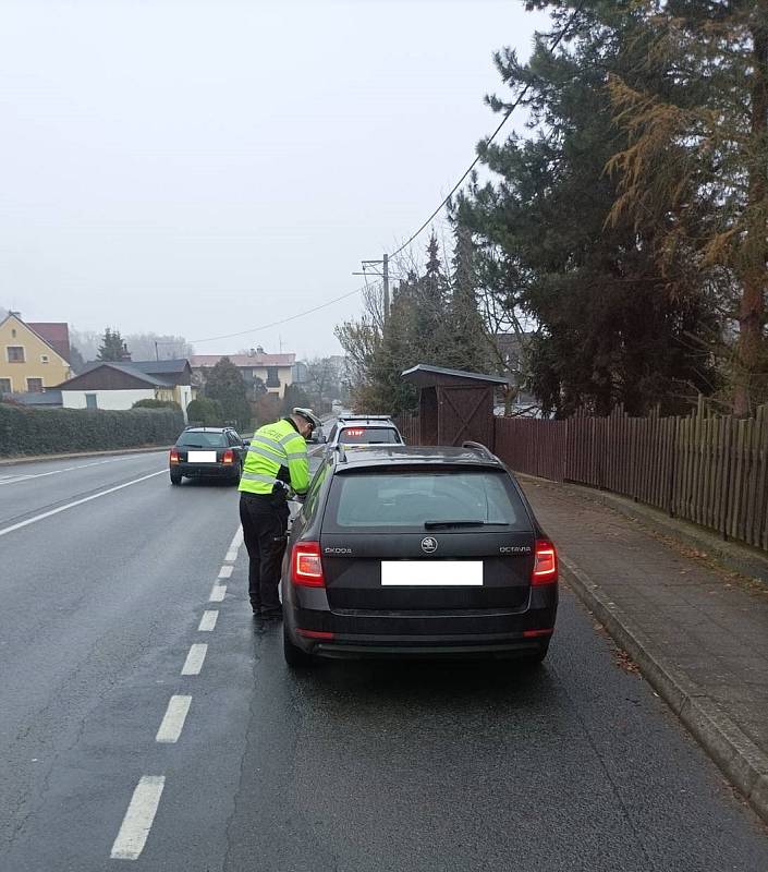 Policejní kontrola u železničního přejezdu. Snímek z několikadenní akce v Moravskoslezském kraji, prosinec 2022.