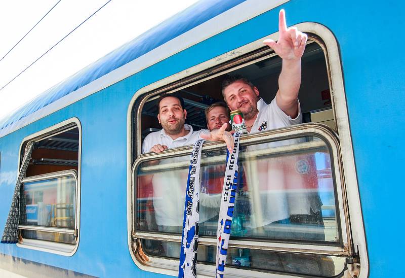 Odjezd fanoušků Baníku ze svinovského nádraží na fotbalový zápas do Olomouce.