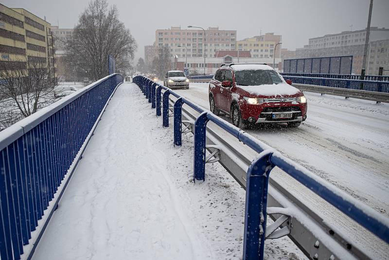 Sníh komplikuje dopravu na mnoha místech v kraji, 8. února 2021 v Ostravě.