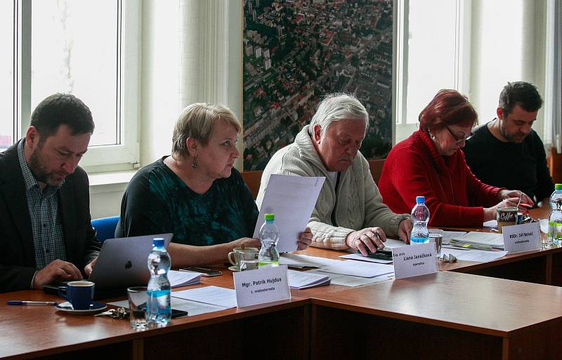 Zastupitelstvo radnice Mariánských hor - diskuse s obyvateli Bedřišky na téma vystěhování starousedlíků.
