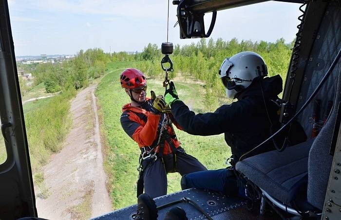 Výcvik hasičů - záchranářů s vrtulníkem.