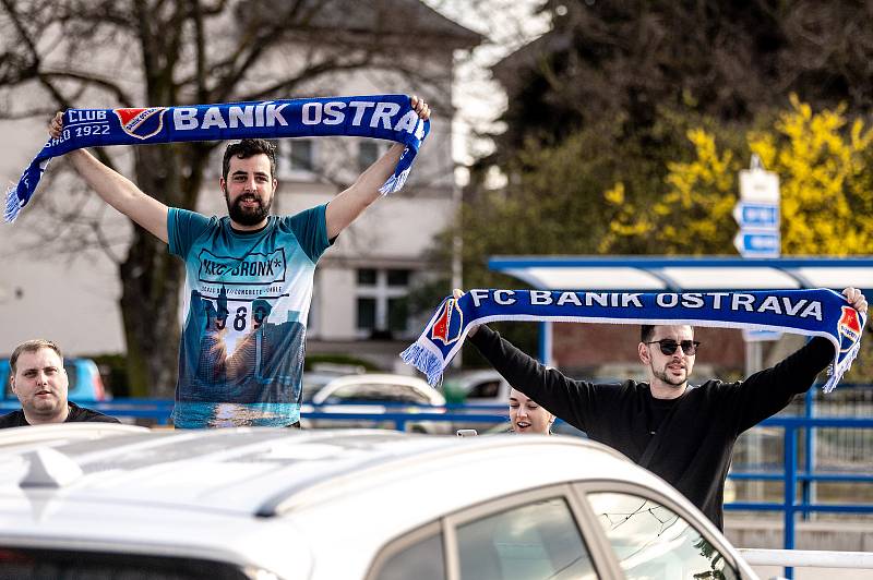 Utkání 26. kolo první fotbalové ligy: FC Baník Ostrava – SFC Opava, 10. dubna 2021 v Ostravě. Fanoušci FC Baník Ostrava před Městským stadionem Vítkovice.