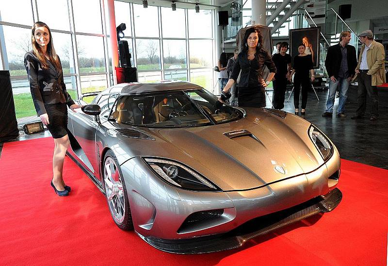 Koenigsegg Agera. Unikátní vůz v hodnotě 1 000 000 EUR představil ve čtvrtek veřejnosti prodejce luxusních vozu AR Cars v Ostravě-Hrabové.