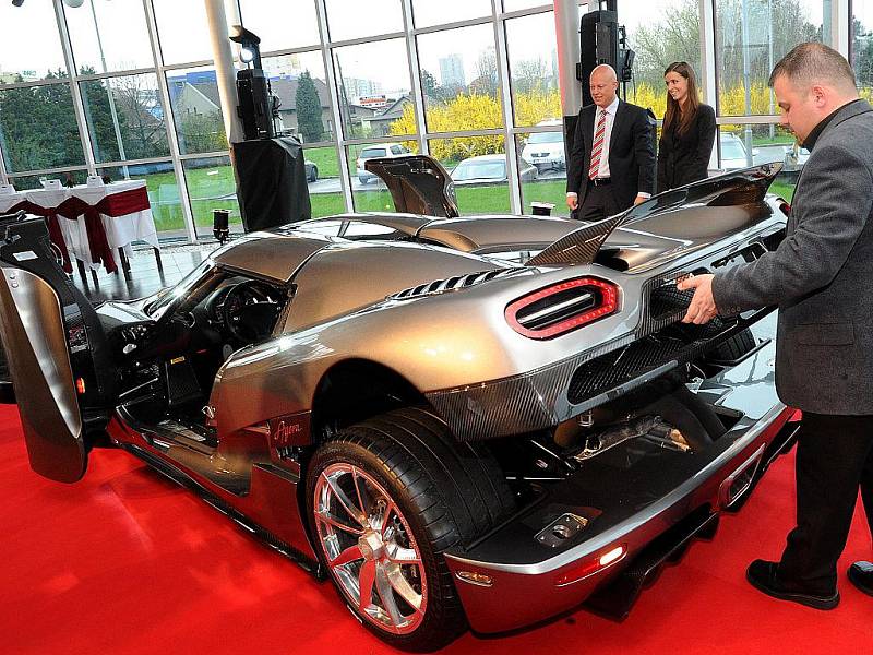 Koenigsegg Agera. Unikátní vůz v hodnotě 1 000 000 EUR představil ve čtvrtek veřejnosti prodejce luxusních vozu AR Cars v Ostravě-Hrabové.