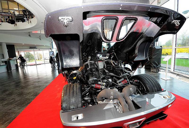 Koenigsegg Agera. Unikátní vůz v hodnotě 1 000 000 EUR představil ve čtvrtek veřejnosti prodejce luxusních vozu AR Cars v Ostravě-Hrabové.