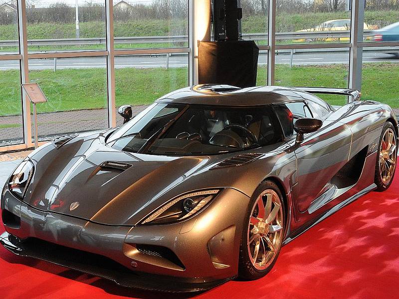 Koenigsegg Agera. Unikátní vůz v hodnotě 1 000 000 EUR představil ve čtvrtek veřejnosti prodejce luxusních vozu AR Cars v Ostravě-Hrabové.