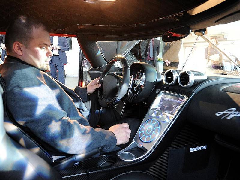 Koenigsegg Agera. Unikátní vůz v hodnotě 1 000 000 EUR představil ve čtvrtek veřejnosti prodejce luxusních vozu AR Cars v Ostravě-Hrabové.