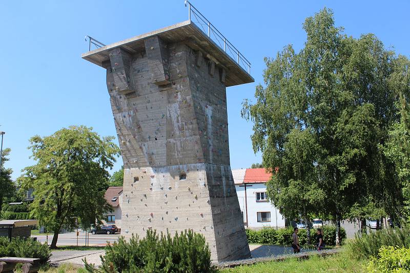 Nové využití pilířů po někdejším drážním tělese v Petřkovicích - lezecká stěna.