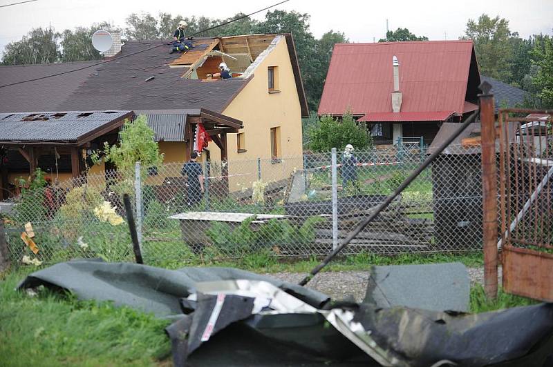 Vratimovem se v pátek dopoledne přehnalo tornádo, které poškodilo několik domů.