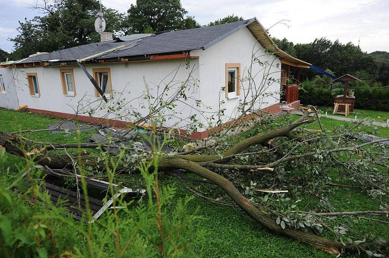 Vratimovem se v pátek dopoledne přehnalo tornádo, které poškodilo několik domů.