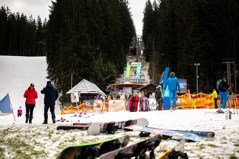 Poslední den otevření sjezdovek. Od 27. prosince musí provozovatelé ukončit provoz lyžařských vleků kvůli vládnímu opatření v souvislosti s pandemií Covid-19. 26. prosince 2020 na Bílé.