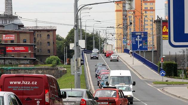 Severní mostní estakáda na Českobratrské ulici v Ostravě.
