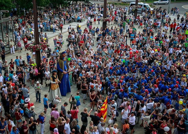 Začátek Festivalu v ulicích přilákal tisíce lidí. Bohatý program bude pokračovat ještě v sobotu a neděli.