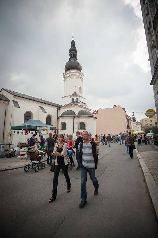 Už podruhé se v Ostravě konaly Sousedské slavnosti. Zatímco vloni patřila chodcům, rodinám, mladým, starým i maminkám ulice 30. dubna. Letos byly stánky, bohatý program i soutěže v okolí kostela Sv. Václava, Havlíčkova nábřeží a centrálního náměstí.