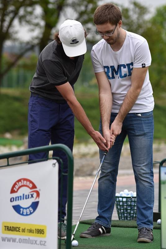 GOLF PARK LHOTKA nabízí cvičnou louku s odpališti zvanou driving range, chipping green pro rány z terénu, cvičné jamkoviště (putting green), zmenšený adventure golf s překážkami a kavárnu. 