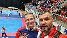 Gym Fighting Arena Ostrava-Poruba (ME v taekwondu ITF v chorvatské Poreči, 26. 3. až 2. 4. 2022). Zprava trenér Kamil Šamal a Tereza Tobolová.