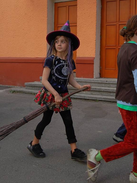 Mateřská škola Na Pískách zorganizovala tradiční Pálení čarodějnic. Do masek nejroztodivnějších příšer se navlékly děti, ale i někteří dospělí.