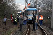 Záchranáři pomáhají obětem srážky dvou tramvají ve Vřesině