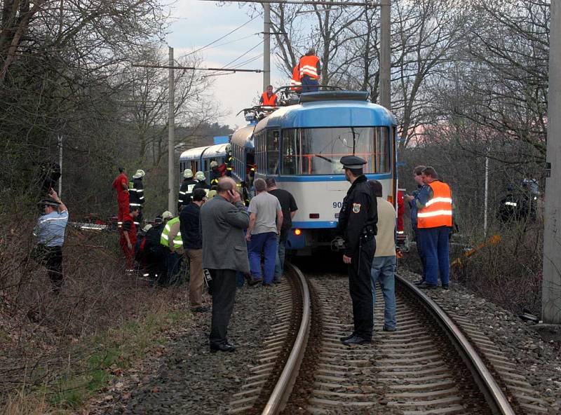 Záchranáři pomáhají obětem srážky dvou tramvají ve Vřesině