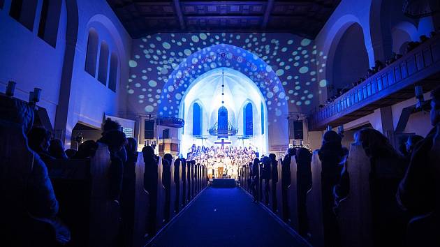 Atmosféra koncert gospelové hudby v kostele Českobratrské církve evangelické v Ostravě. Ilustrační snímek.