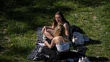 Lidé si užívají slunečné odpoledne 11. května 2021 v Ostravě.