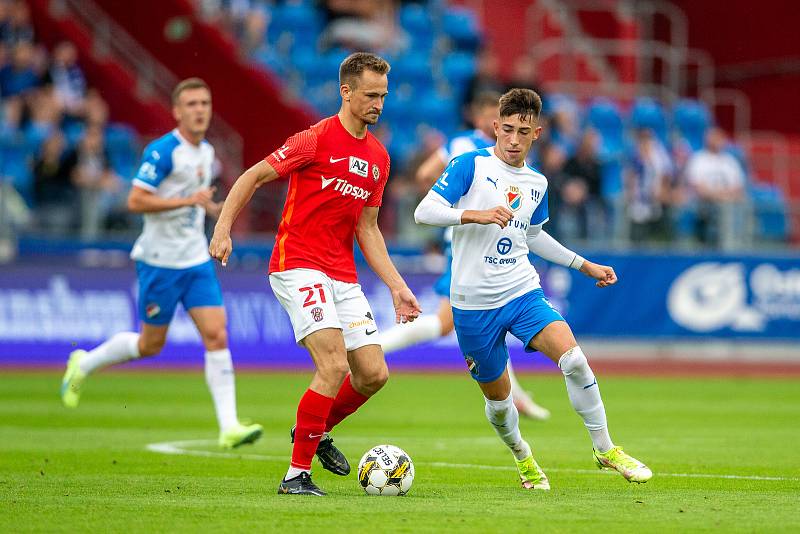 Utkání 6. kola první fotbalové ligy: Baník Ostrava - Zbrojovka Brno, 31. srpen 2022, Ostrava. Zleva Filip Blecha z Brna a Petr Jaroň z Ostravy.