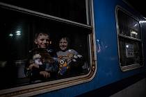 Evakuační vlak z ukrajinského Čopu do Bohumína má problém.