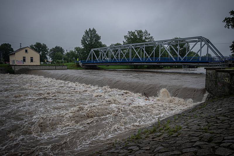 Povodňový stupeň na řece Ostravice která leží ve městě Vratimov, 21. června 2020 v Ostravě.