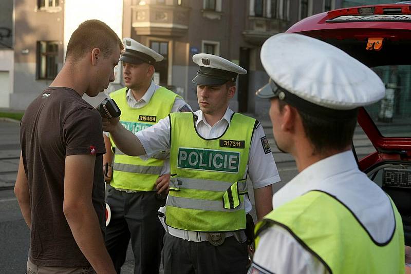 Preventivní dopravně-bezpečnostní akci zorganizovali v pátek večer ostravští policisté. Na výpadovkách z centra města si počíhali na řidiče, u kterých zjišťovali, zda před jízdou nepili alkohol nebo neužili jiné návykové látky.