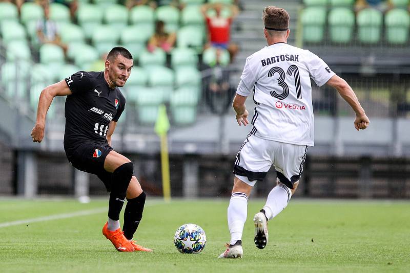 Záložník Baníku Ostrava Rudolf Reiter (v černém) odchází na hostování do Brna. Na snímku během utkání 1. ligového kola v Karviné.