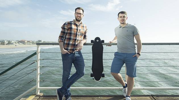 V ostravském Impact Hubu se zrodil fenomén budoucnosti. Miroslav Peřina (vlevo) a Daniel Grebner (vpravo) vyvinuli unikátní skateboard s umělou inteligencí, která vyhledává ideální trasu.