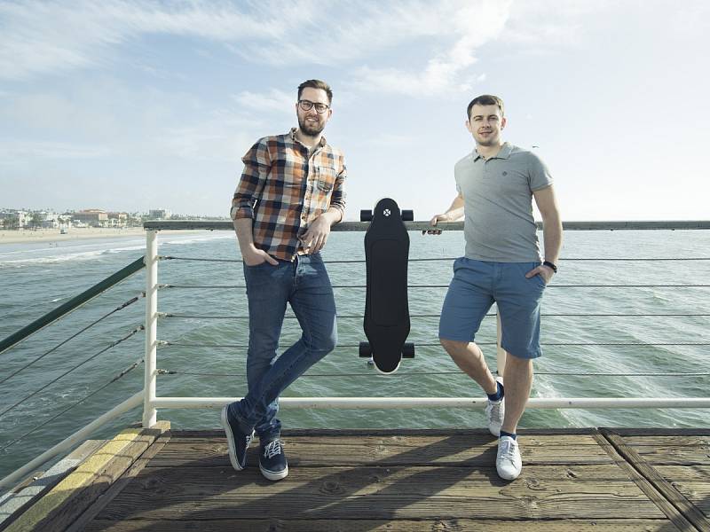 V ostravském Impact Hubu se zrodil fenomén budoucnosti. Miroslav Peřina (vlevo) a Daniel Grebner (vpravo) vyvinuli unikátní skateboard s umělou inteligencí, která vyhledává ideální trasu.