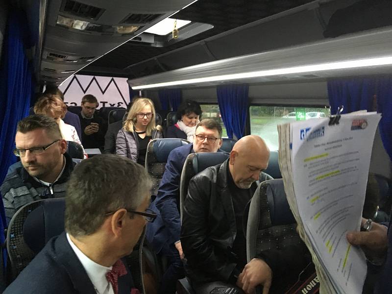 V rámci předvolebního projektu Deník-bus jsme vyrazili s lídry 10 politických stran z Ostravy za voliči na Karvinsko. 