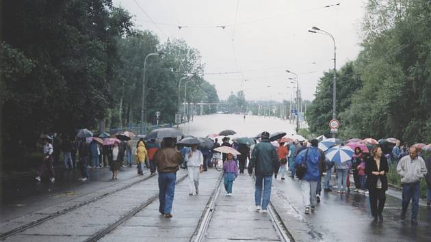 Rozvodněná Odra zalila křižovatku u novoveské vodárny a přerušila tak tramvajové spojení s Porubou. Dopravu zajišťovaly autobusy. 