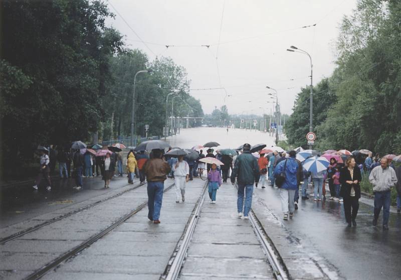 Rozvodněná Odra zalila křižovatku u novoveské vodárny a přerušila tak tramvajové spojení s Porubou. Dopravu zajišťovaly autobusy. 