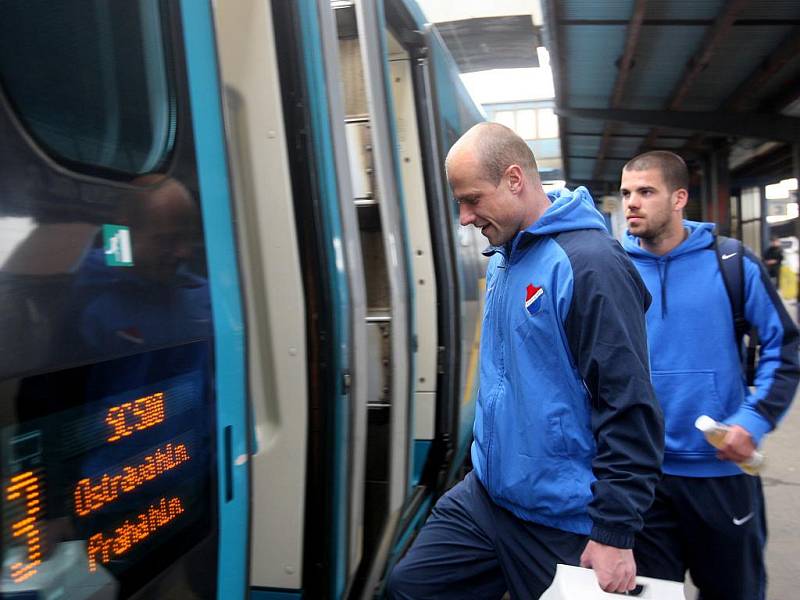 Fotbalisté i trenér ostravského Baníku hodili poslední remízu s pražskou Spartou za hlavu a vzhlížejí ke středečnímu duelu v Kladně, kam v úterý odpoledne odjeli pendolinem z ostravského hlavního nádraží.