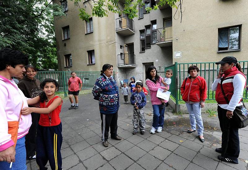 Napětí mezi slušnými a nepřizpůsobivými obyvateli Nájemnické ulice v Mariánských Horách a Hulvákách se stupňuje.