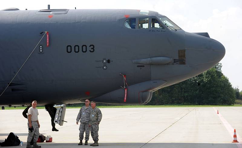 Dva legendární bombardéry B 52 přistály v úterý na Letišti Leoše Janáčka Ostrava. Obří stroje patří mezi největší atrakce letošního ročníku akce Dny NATO.