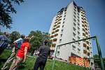 Panelový dům, ve kterém v sobotu 8. srpna při požáru bytu v jedenáctém patře zahynulo 11 lidí, 9. srpna 2020 v Bohumíně.
