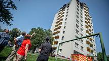 Panelový dům, ve kterém v sobotu 8. srpna při požáru bytu v jedenáctém patře zahynulo 11 lidí, 9. srpna 2020 v Bohumíně.
