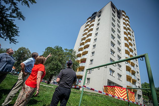 Panelový dům ve kterém v sobotu 8. srpna při požáru bytu v jedenáctém patře zahynulo 11 lidí, 9. srpna 2020 v Bohumíně. Zleva místostarosta Bohumína Igor Bruzl, hejtman moravskoslezského kraje Ivo Vondrák, ministryně financí Alena Schillerová, šéf moravsk