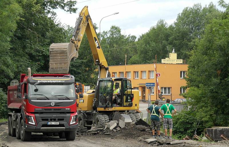 Křižovatka na hranici Poruby a Svinova, kde se staví nový Lidl, bude celé prázdniny mimo provoz. Červen 2021.
