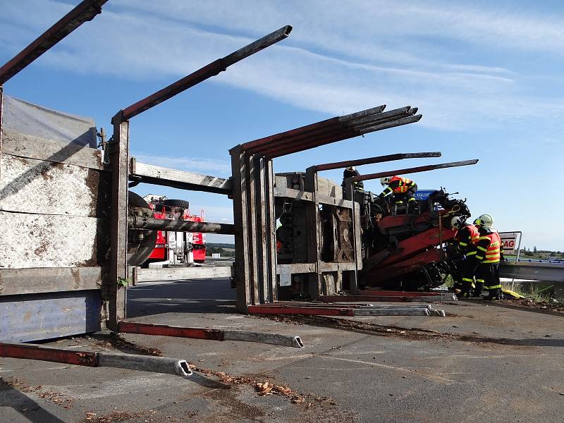 Převrácený kamion na kruhovém objezdu objezdu v Ostravě postavili zpět na kola hasiči.