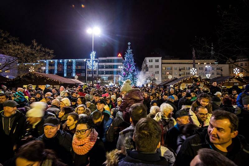 Symbol blížících se Vánoc – ozdobený jehličnatý strom, se o uplynulém víkendu rozzářil na nejednom náměstí. Výjimkou není ani to ostravské – Masarykovovo.