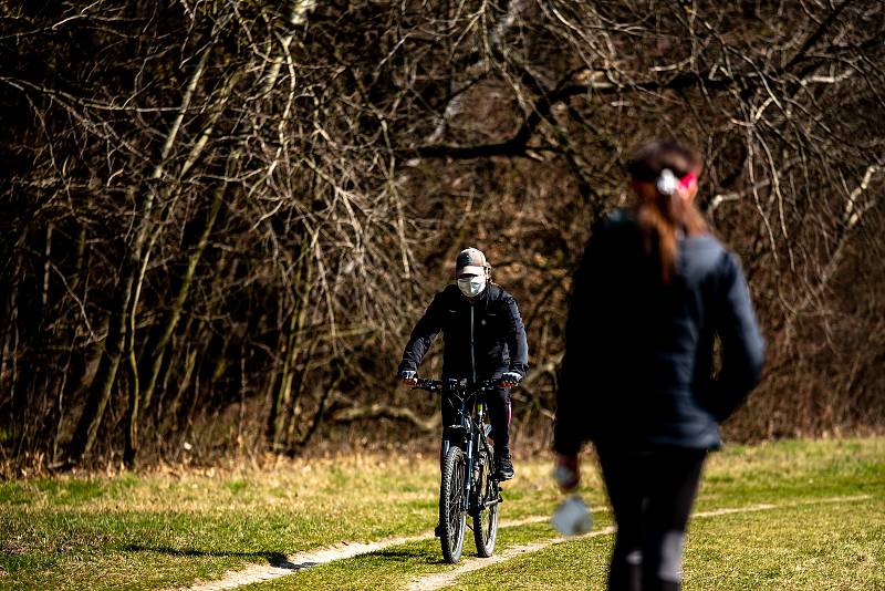 Ostrava v celostátní karanténě, 19. března 2020. Vláda ČR vyhlásila dne 15.3.2020 celostátní karanténu kvůli zamezení šíření novému koronavirové onemocnění (COVID-19). Od 19.3.2020 také povinné nošení roušek na veřejnosti.