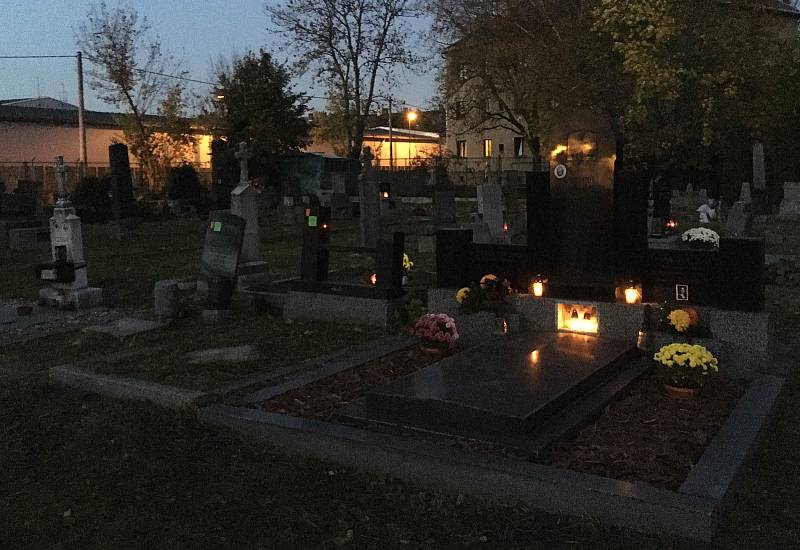 Dušičkový čas, hřbitov v Ostravě-Mariánských Horách a Hulvákách, 28. 10. 2022.