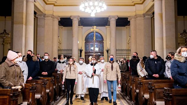 Půlnoční pontifikální mše sv. v katedrále Božského Spasitele. Celebrant o. biskup František a o. biskup Martin. 24. prosince 2021 v Ostravě.