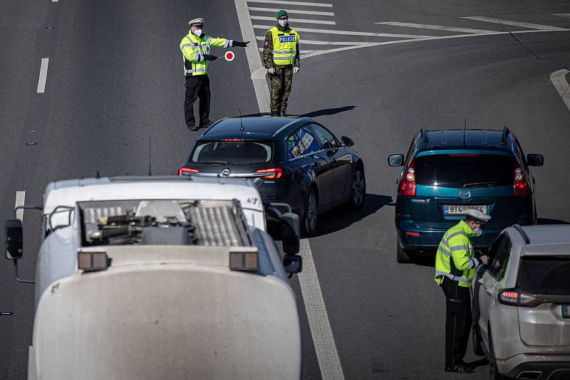 Policejní kontrola mezi okresy Ostrava a Frýdek-Místek na ulici Místecká, březen 2021.